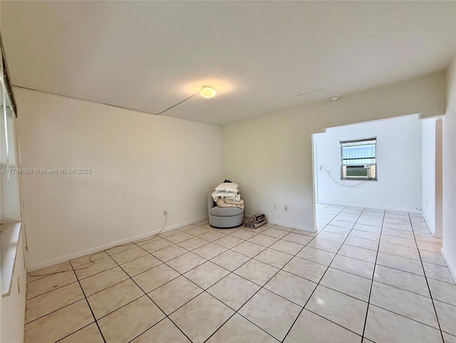 Building Photo - 424 NE 64th St