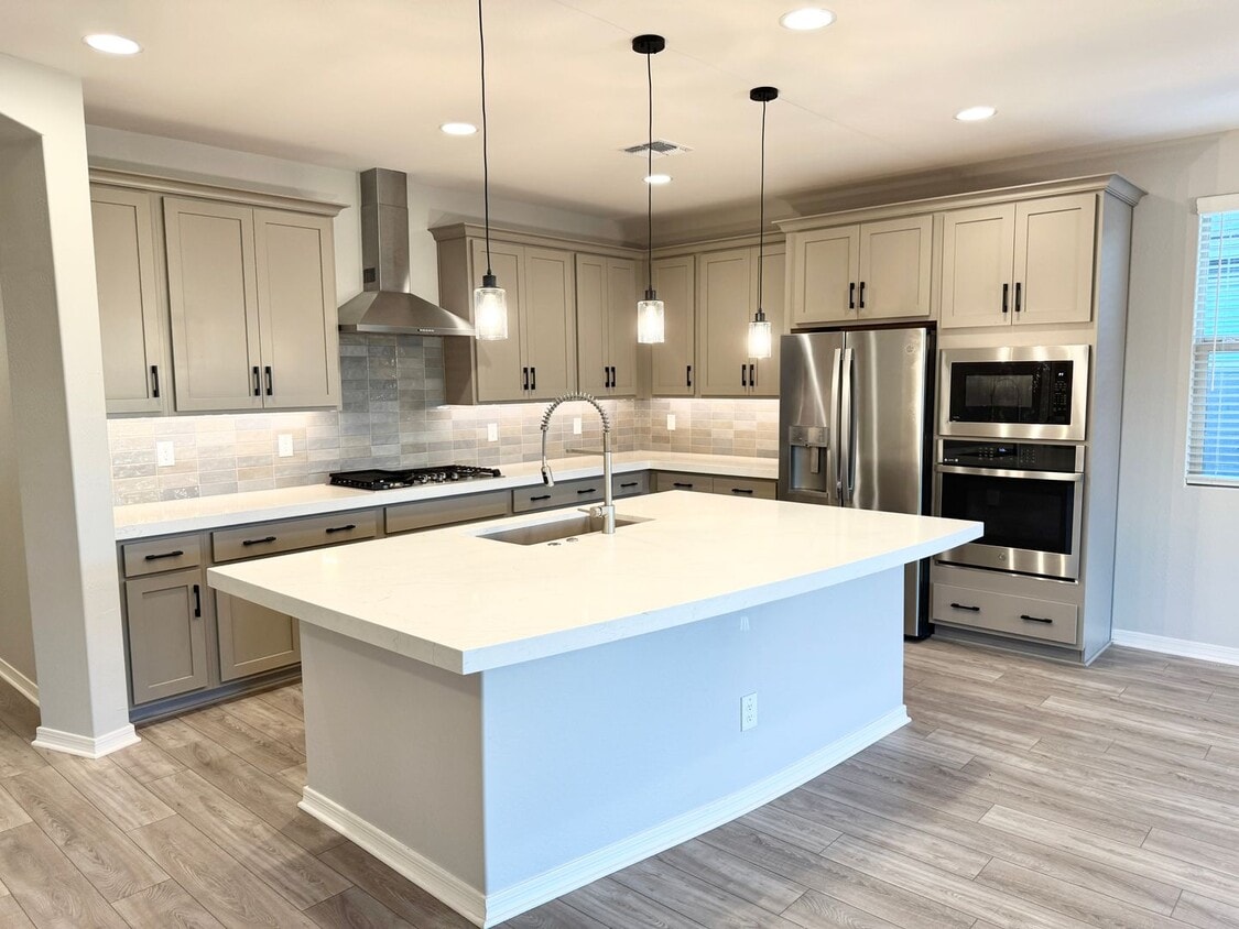 Foto principal - 3 Bedroom / 3 Bath Single Level Home! Newe...