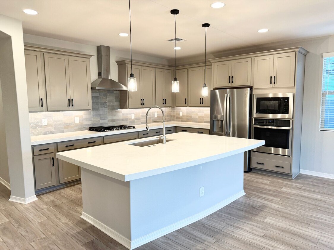 Primary Photo - 3 Bedroom / 3 Bath Single Level Home! Newe...