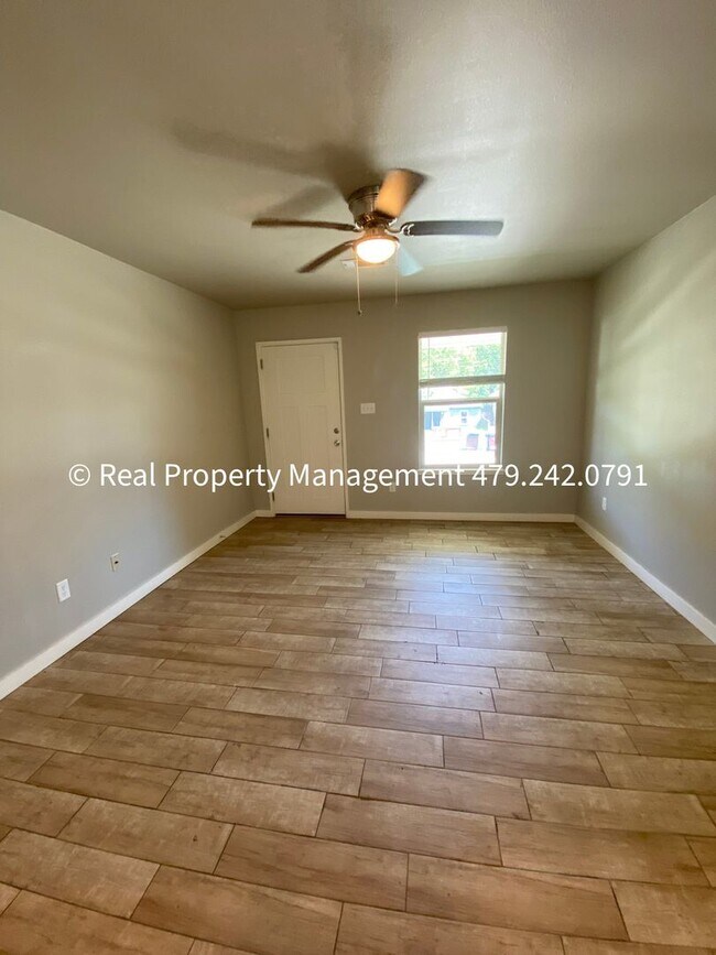 Foto del edificio - HALF OFF MOVE IN RENT!! 2 Bed 2 Bath Duplex close to Baptist Health