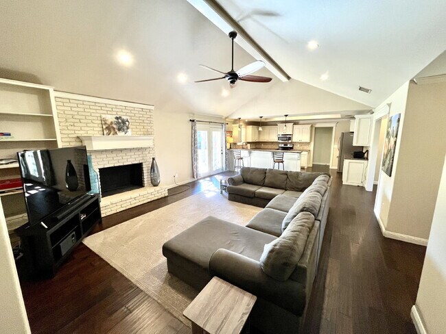 Foto del edificio - Spacious 4-Bedroom Home with Backyard Basketball Court Available for Summer 2026 Pre-Lease