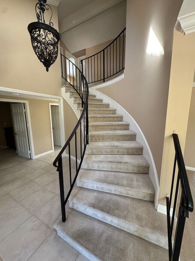 Building Photo - Prime Cul-de-Sac Location with Expansive Backyard