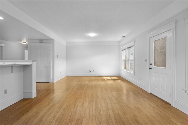 Building Photo - 2162 Santa Clara Ave