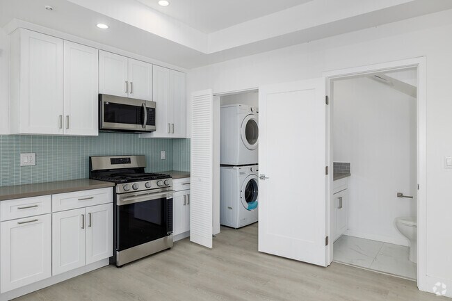 4 habitaciones, 4,5 baños - 2014 pies cuadrados - Cocina y lavandería - 1301 E 27th St