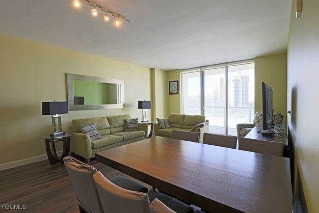 Foto del edificio - 3000 Oasis Grand Blvd