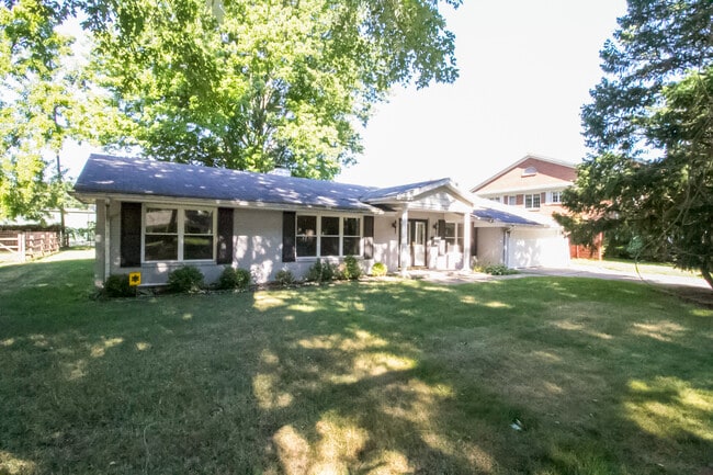 Building Photo - 2545 Amara Dr