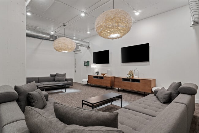 Building Photo - Paragon Station