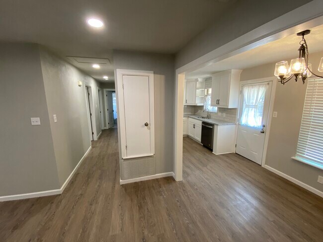 Building Photo - 628 S Andrews Ave