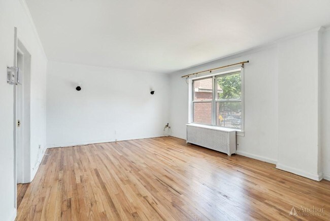 Building Photo - 3 bedroom in Astoria NY 11105