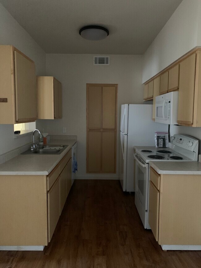 Building Photo - 6850 Sharlands Ave