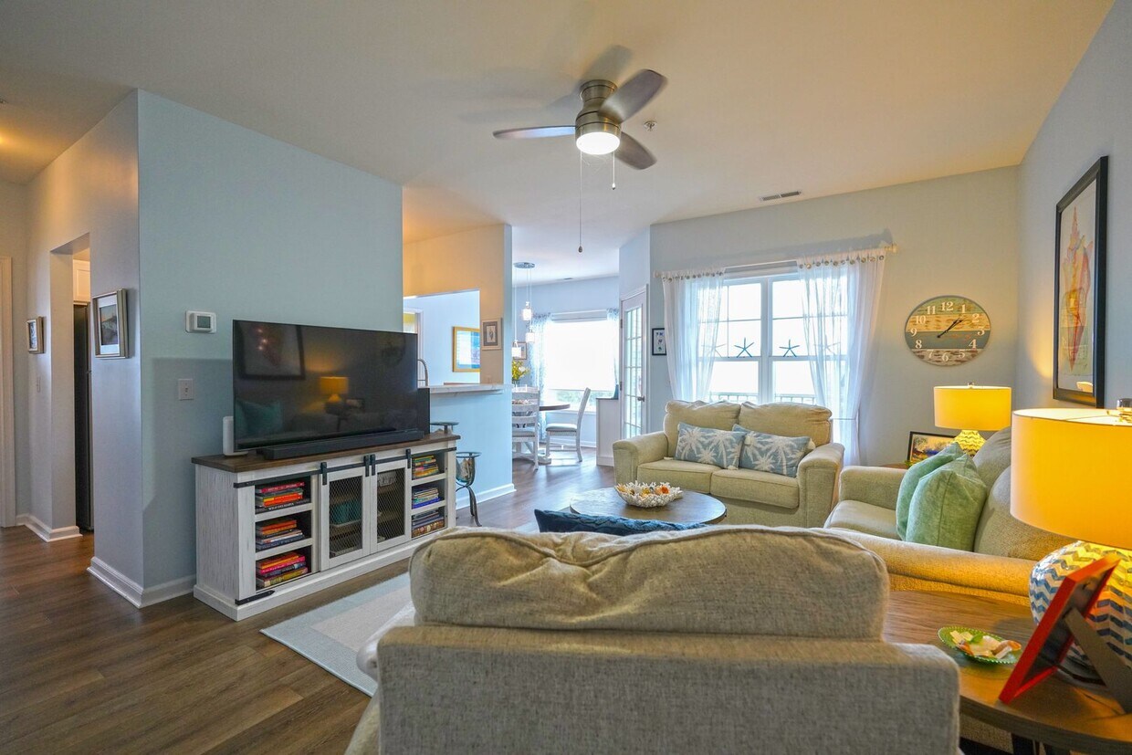 Building Photo - Great 3rd floor condo in Villas of Bay Crossing