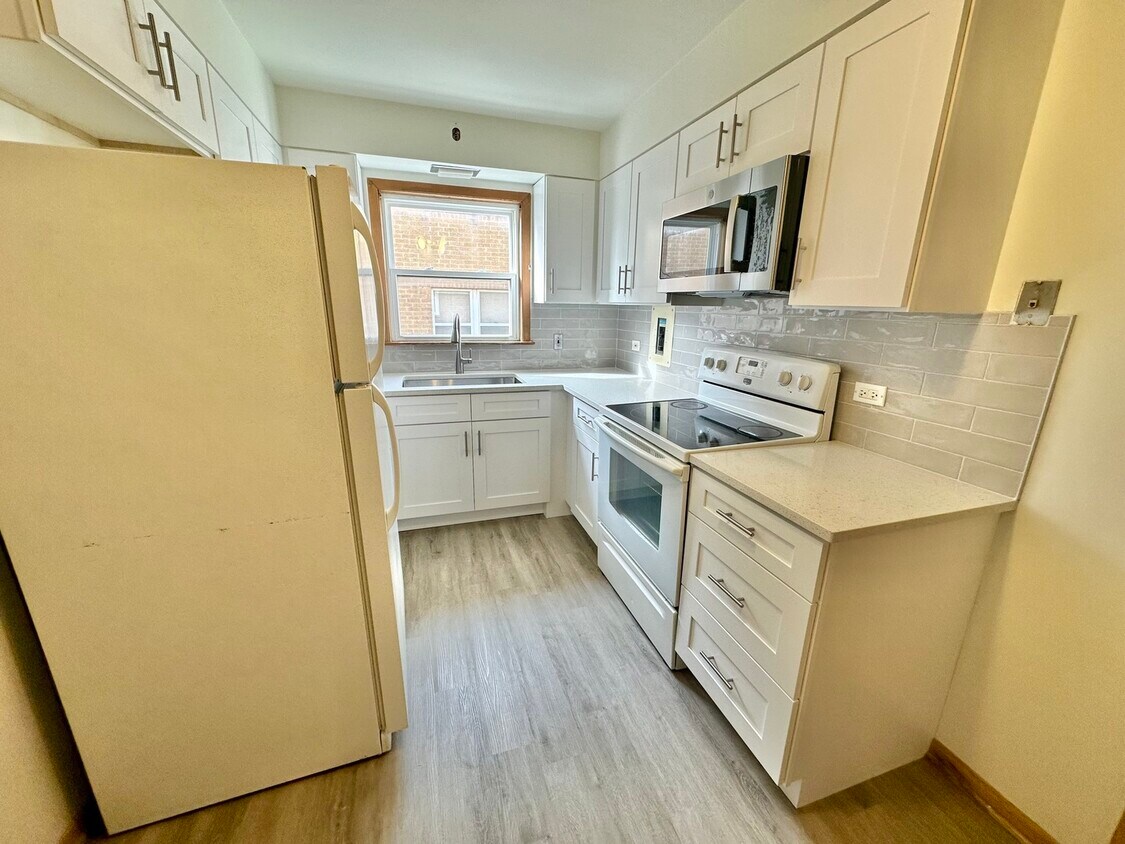 Foto principal - 7845 W Lawrence Ave