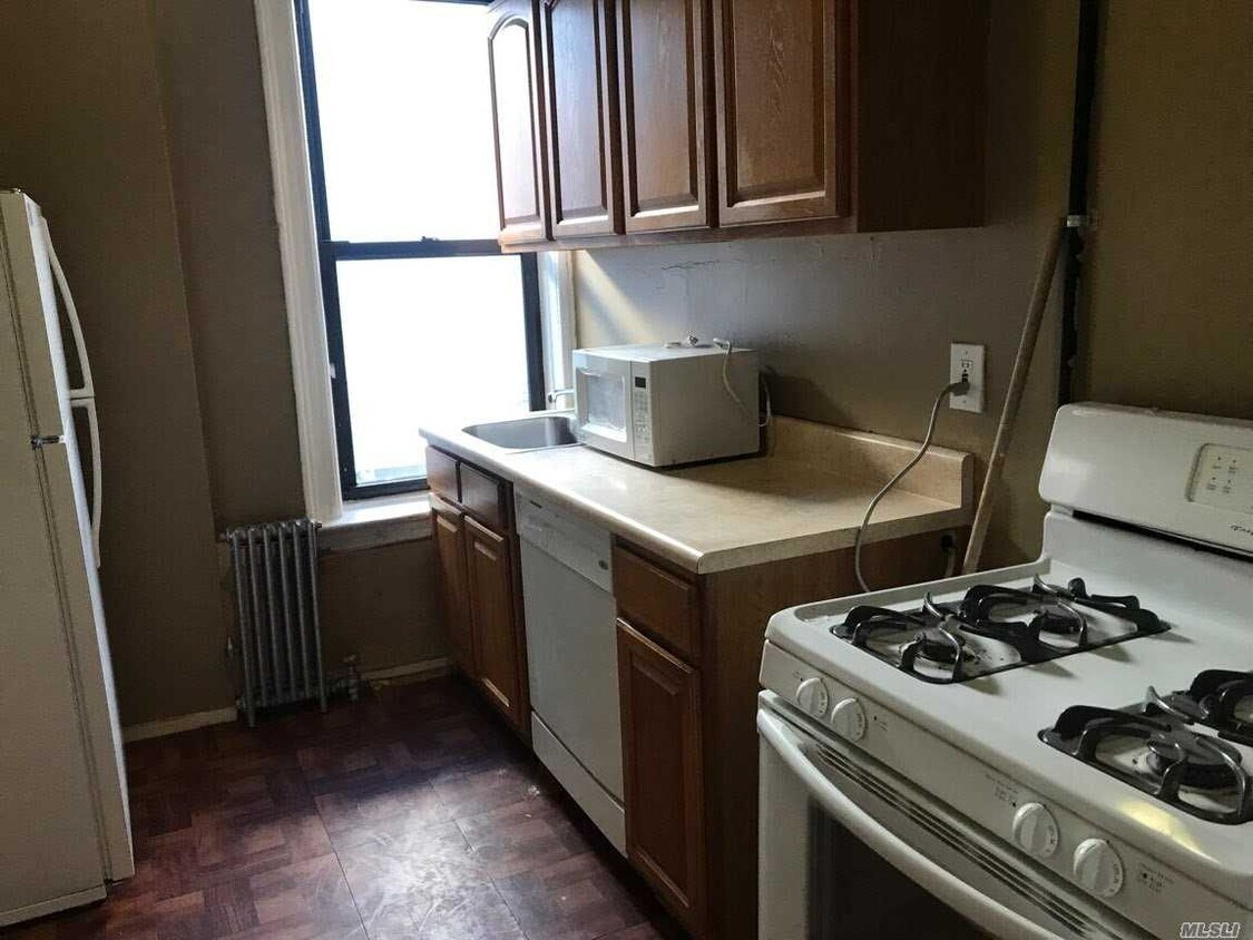 Primary Photo - 25-38-38 43rd St