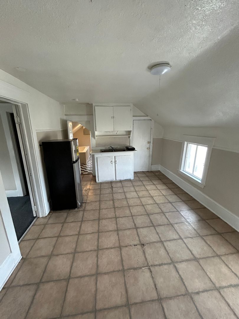 3614 E 46th St Cleveland, OH 44105 – photo 3
