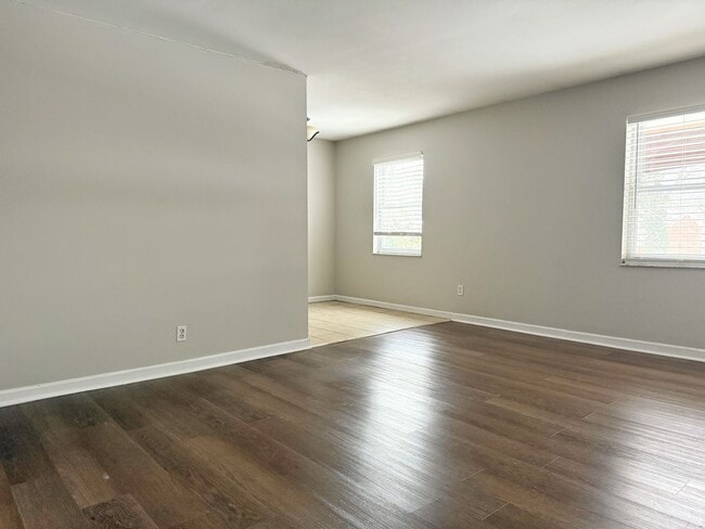 Foto del edificio - 700 Village Ln