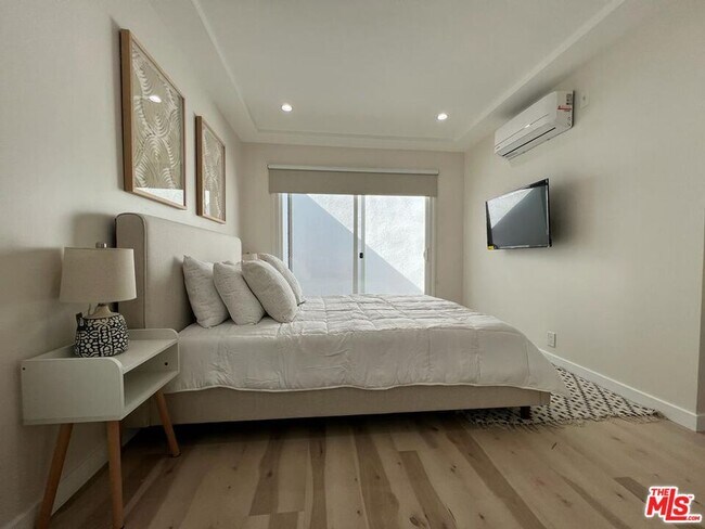 Foto del edificio - 8757 Dorrington Ave