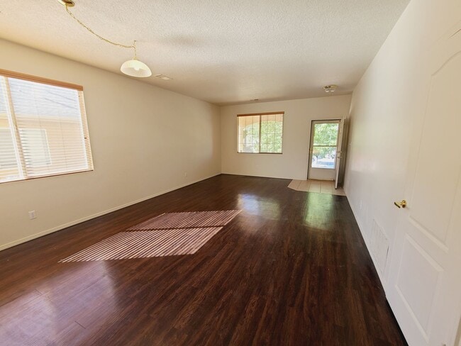 Building Photo - Spacious 3 bed 2.5 bath home in Huning Ranch!