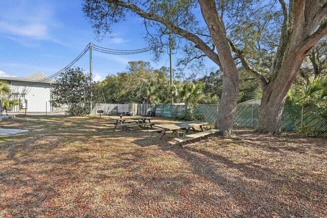 Foto del edificio - Charming 2 Bedroom Condo with Community Pool!