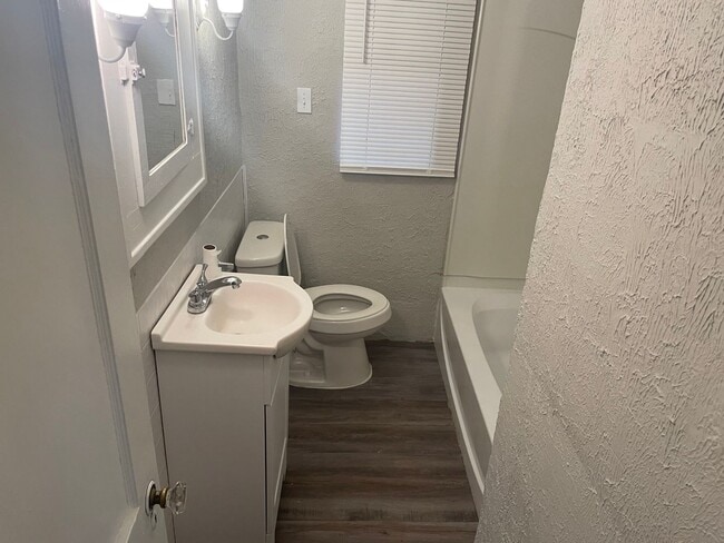 Building Photo - 3 BEDROOM HOME AVAILABLE IMMEDIATELY!
