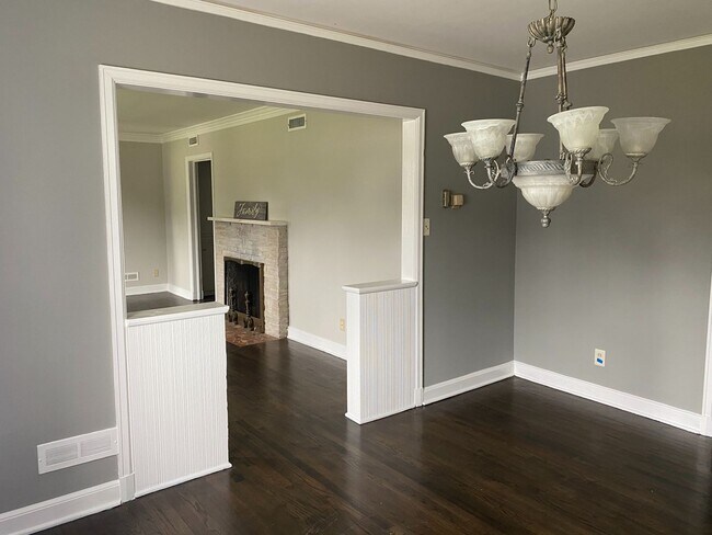 Building Photo - Large Beautiful Space!!!