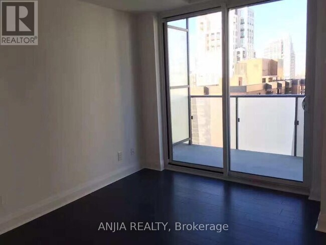 Photo du bâtiment - 1080 Bay St.