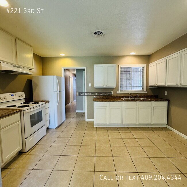 Building Photo - 4221 3rd St
