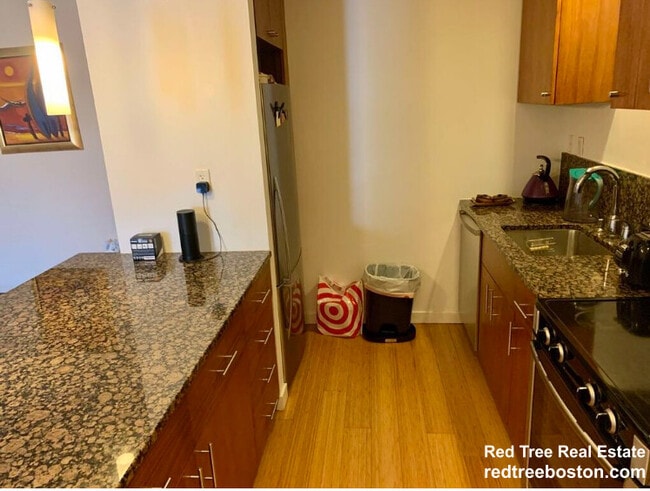 Building Photo - 16 Miner St