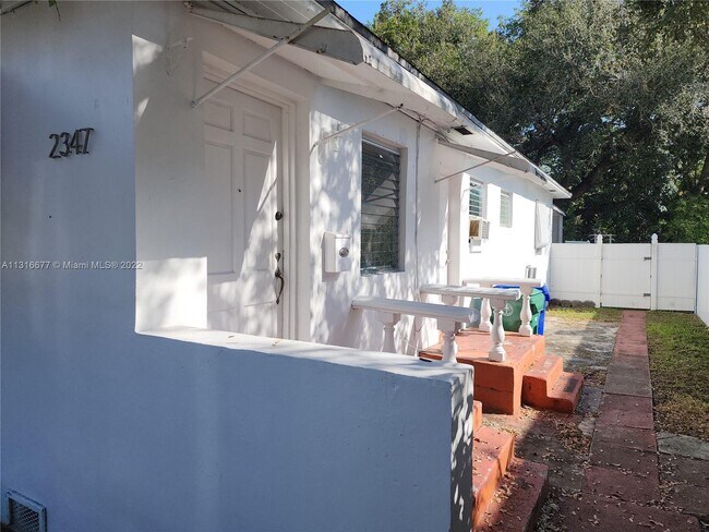 Building Photo - 2347 SW 16th Ct