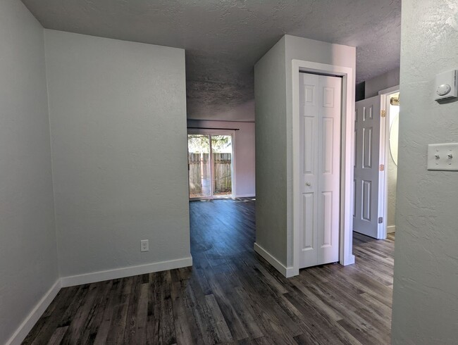 Building Photo - Newly Renovated 2-Bedroom, 1.5-Bath Apartm...