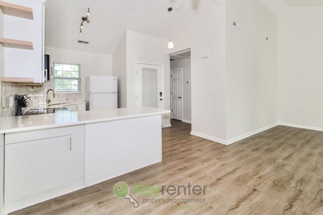Building Photo - Beautiful Townhome - 2 Br/2 Bath, Pet-Friendly. Just minutes from The Pointe in Wilmington!