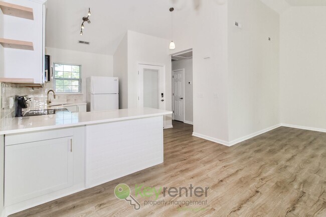 Foto del edificio - Beautiful Townhome - 2 Br/2 Bath, Pet-Friendly. Just minutes from The Pointe in Wilmington!