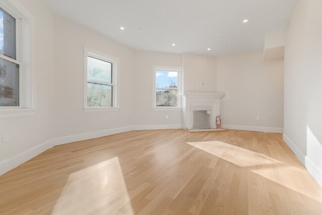 Building Photo - 1396 Beacon St