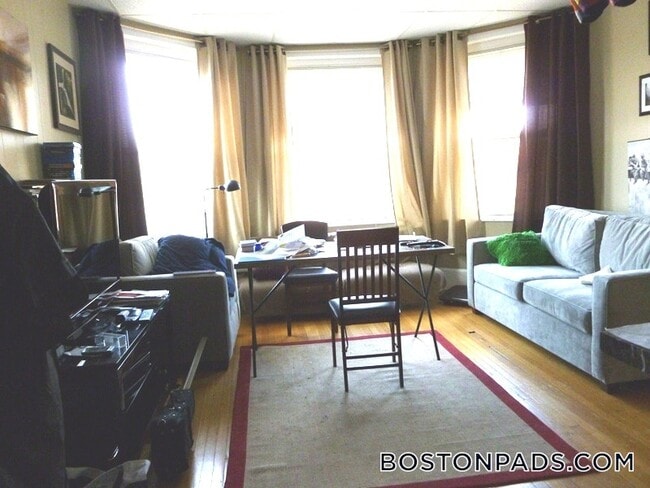 Building Photo - 879 Beacon St