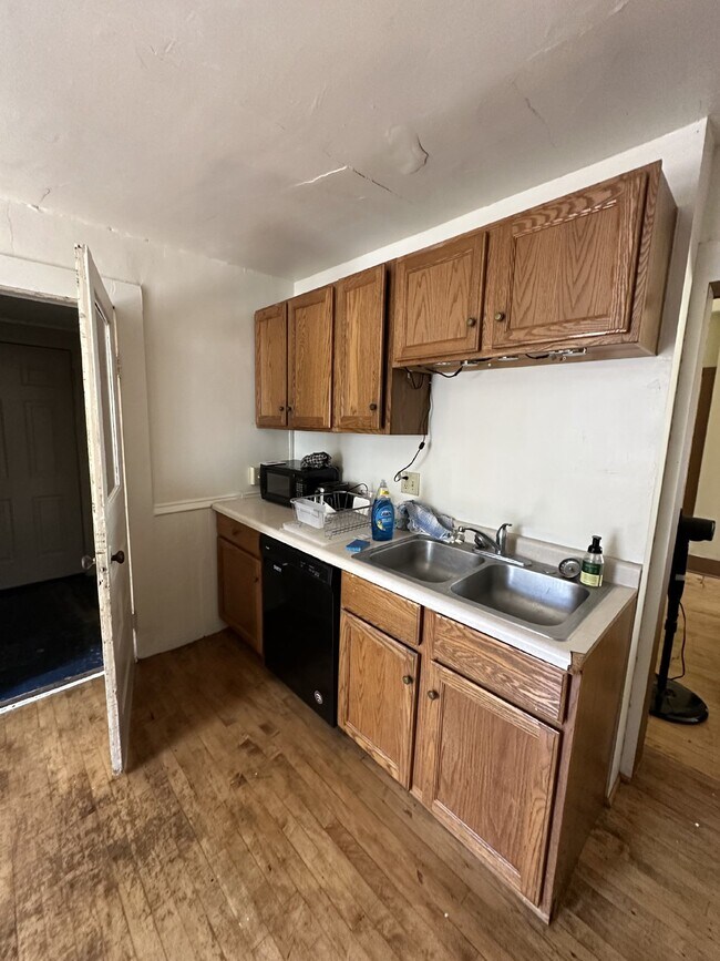 Building Photo - Great 3 bed 1 bath close to campus! Availa...