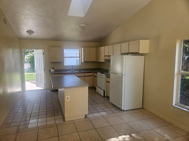 Building Photo - 2/1 DUPLEX