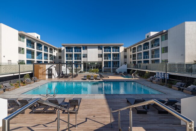 Piscina estilo resort - Dolphin Marina Apartments