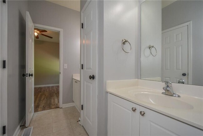 Foto del edificio - 6221 Windflower Drive