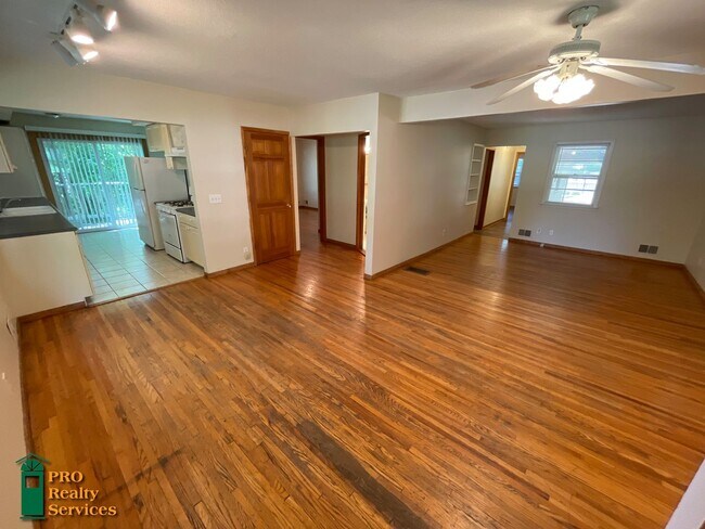 Foto del edificio - 4 Bedroom Home One Block from Medicine Lake