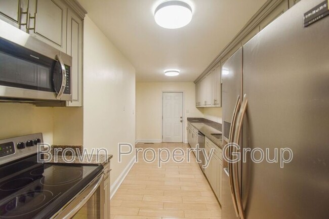 Building Photo - 3022 Cliffdale Rd