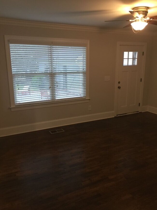 Foto del edificio - Cozy 2 Bedroom, 1 Bathroom Duplex – Comfor...