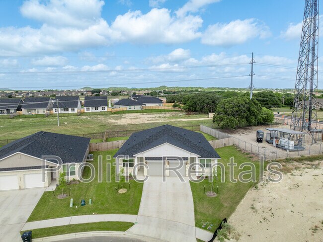 Foto del edificio - 8901 Prickly Ash Dr