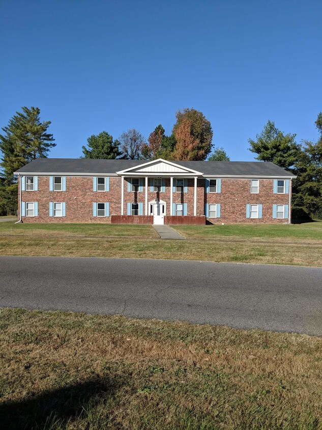 Foto principal - 709 Oakcrest Dr