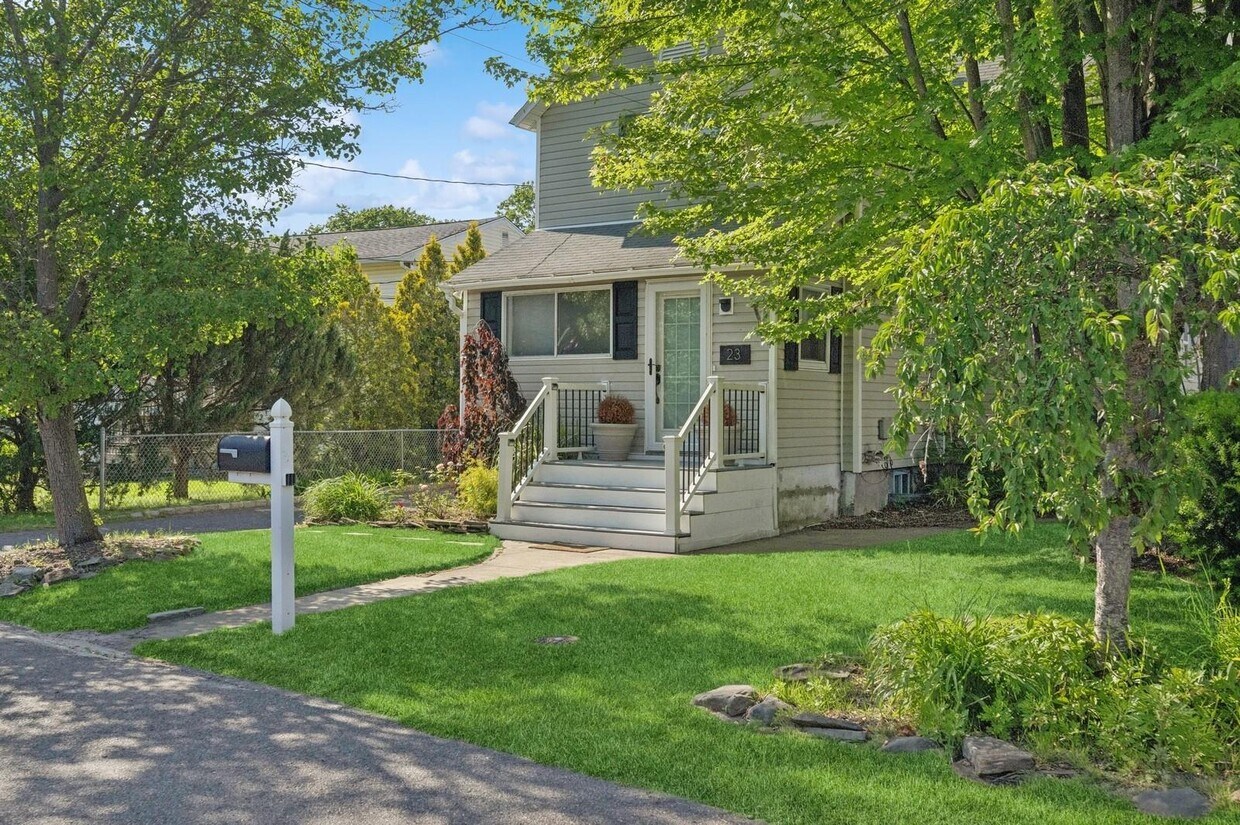 Primary Photo - 23 Marshall St