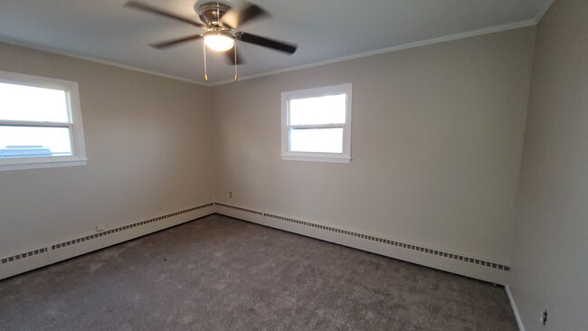 Building Photo - Great NE location- 2 bedroom 1 bath, 1 sta...