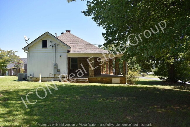 Foto del edificio - 1/1 home with detached garage