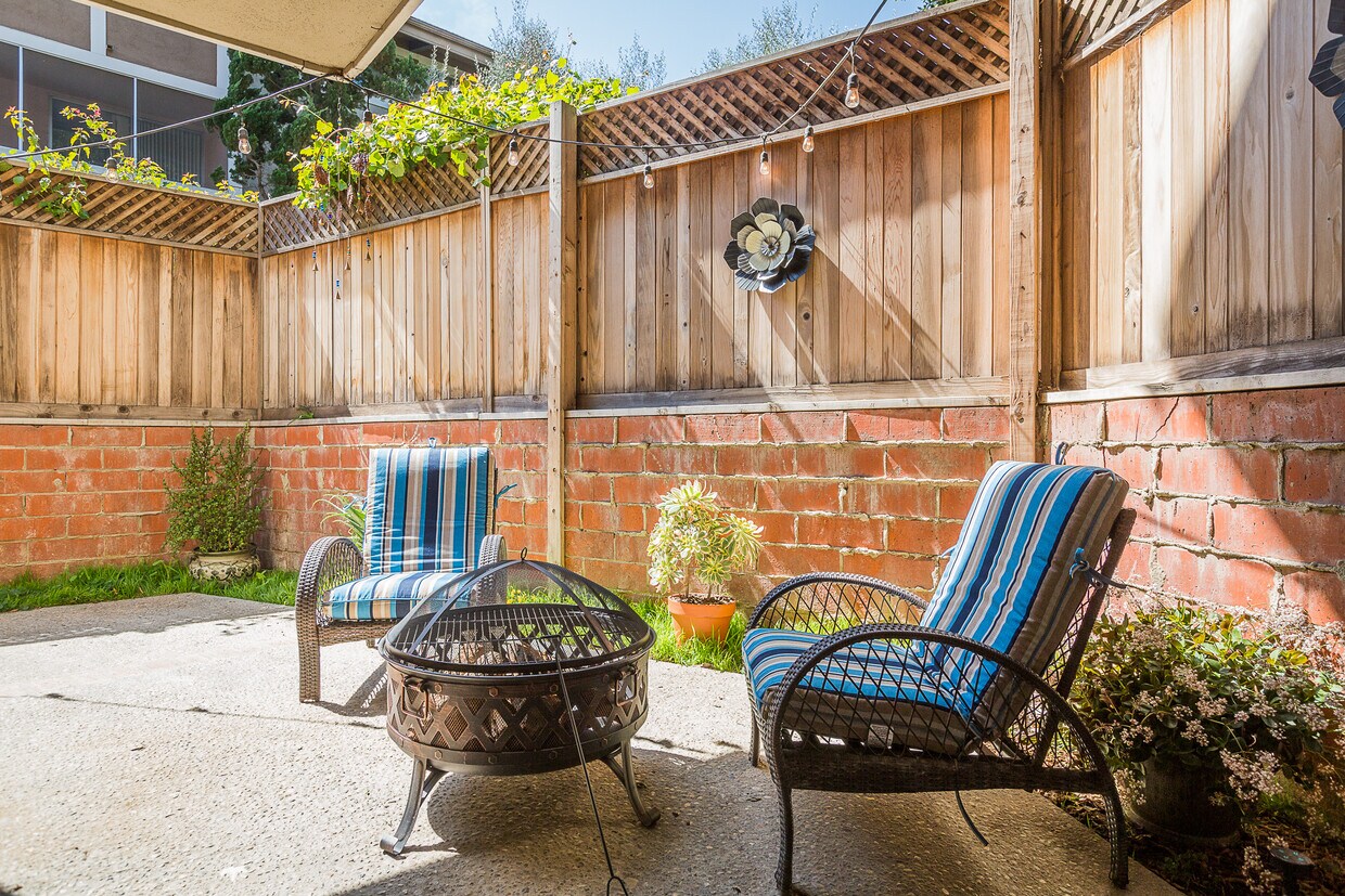 Foto principal - 6305 Green Valley Cir
