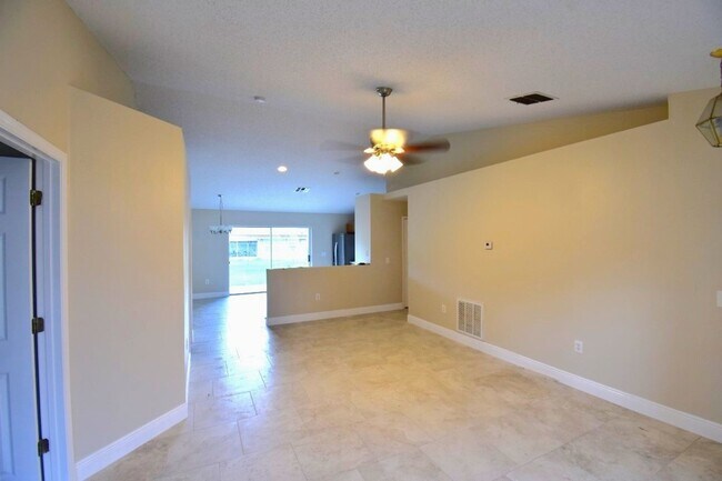 Foto del edificio - Spacious 3 Bedroom 2 Bath
