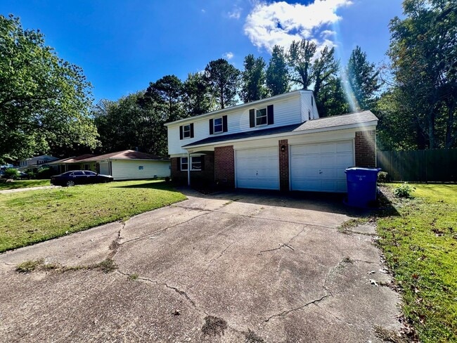 Foto del edificio - Come see this FULLY renovated two-story tr...