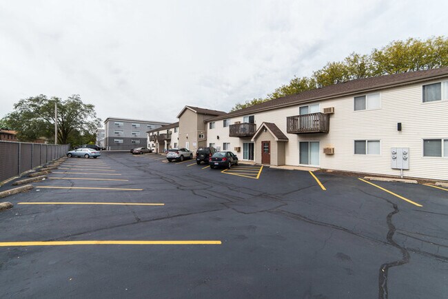 Building Photo - 820 Edgebrook Dr
