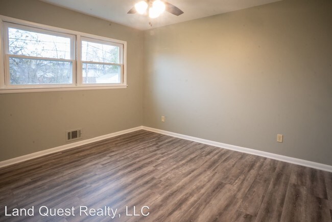 Foto del edificio - 2 br, 1 bath Apartment - 523 3 Mile Rd.